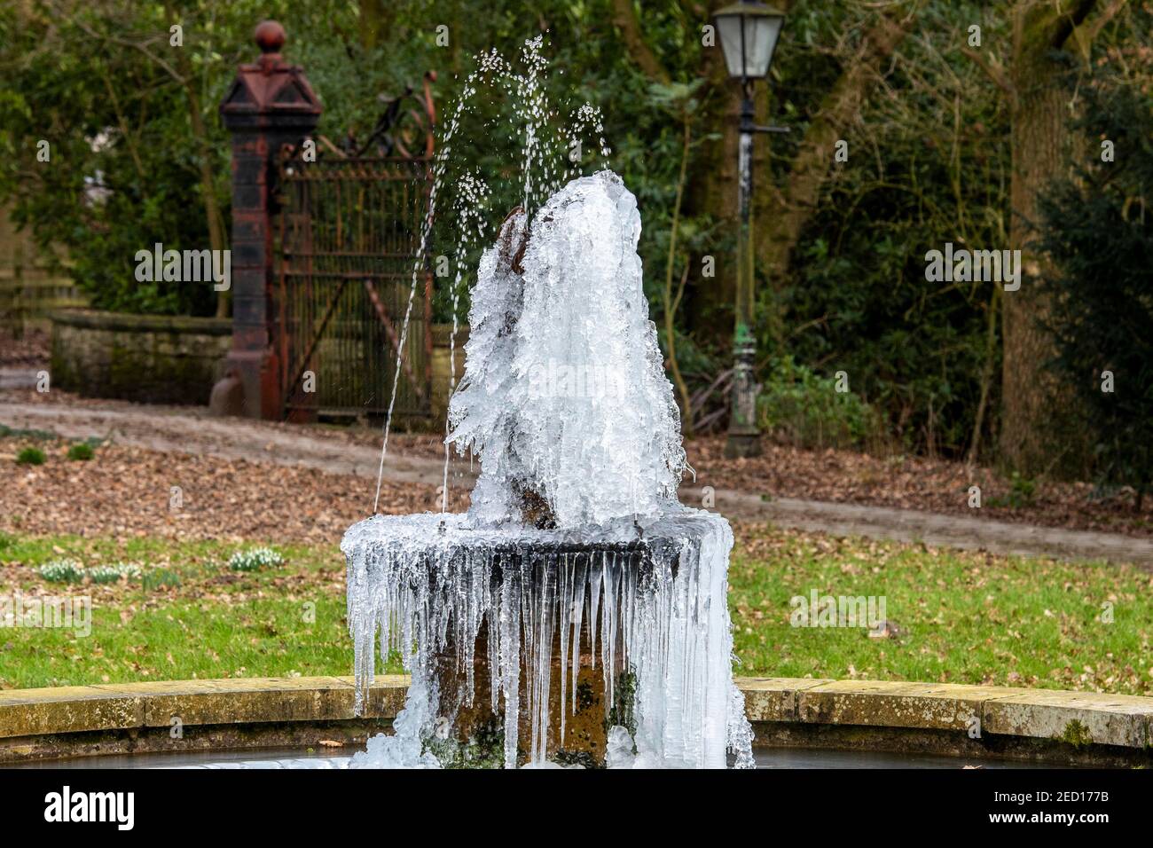 L'eau gelée du jardin Angel présente Lancashire Royaume-Uni comme congélation Les températures dans le nord-ouest de l'Angleterre ont atteint des niveaux records Moins de février Banque D'Images