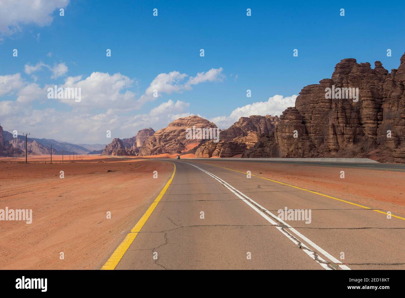 Route menant à travers les beaux paysages dans les territoires du nord D'Arabie Saoudite Banque D'Images