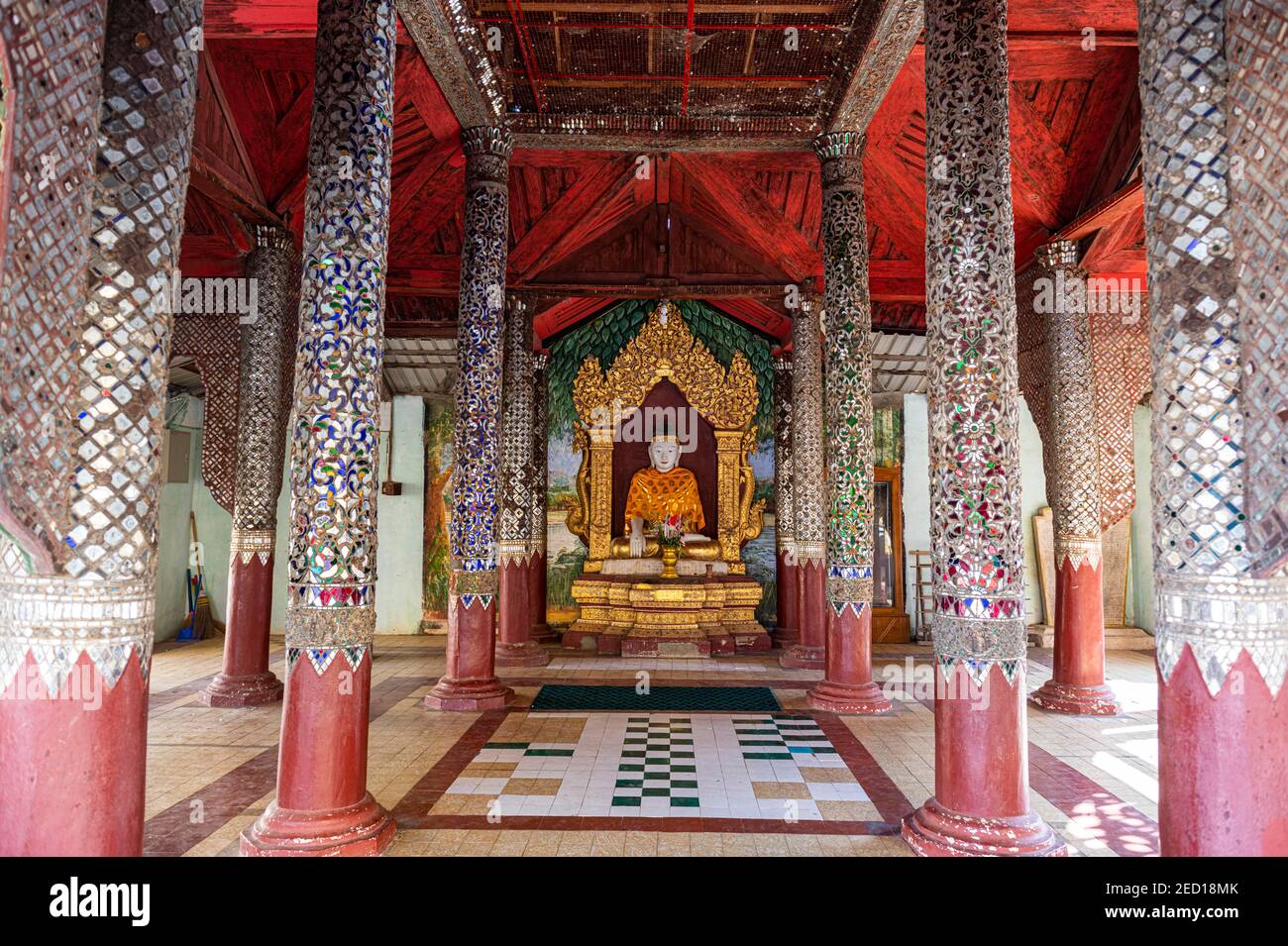 Belles décorations dans la Pagode Shwezigon, Bagan, Myanmar Banque D'Images