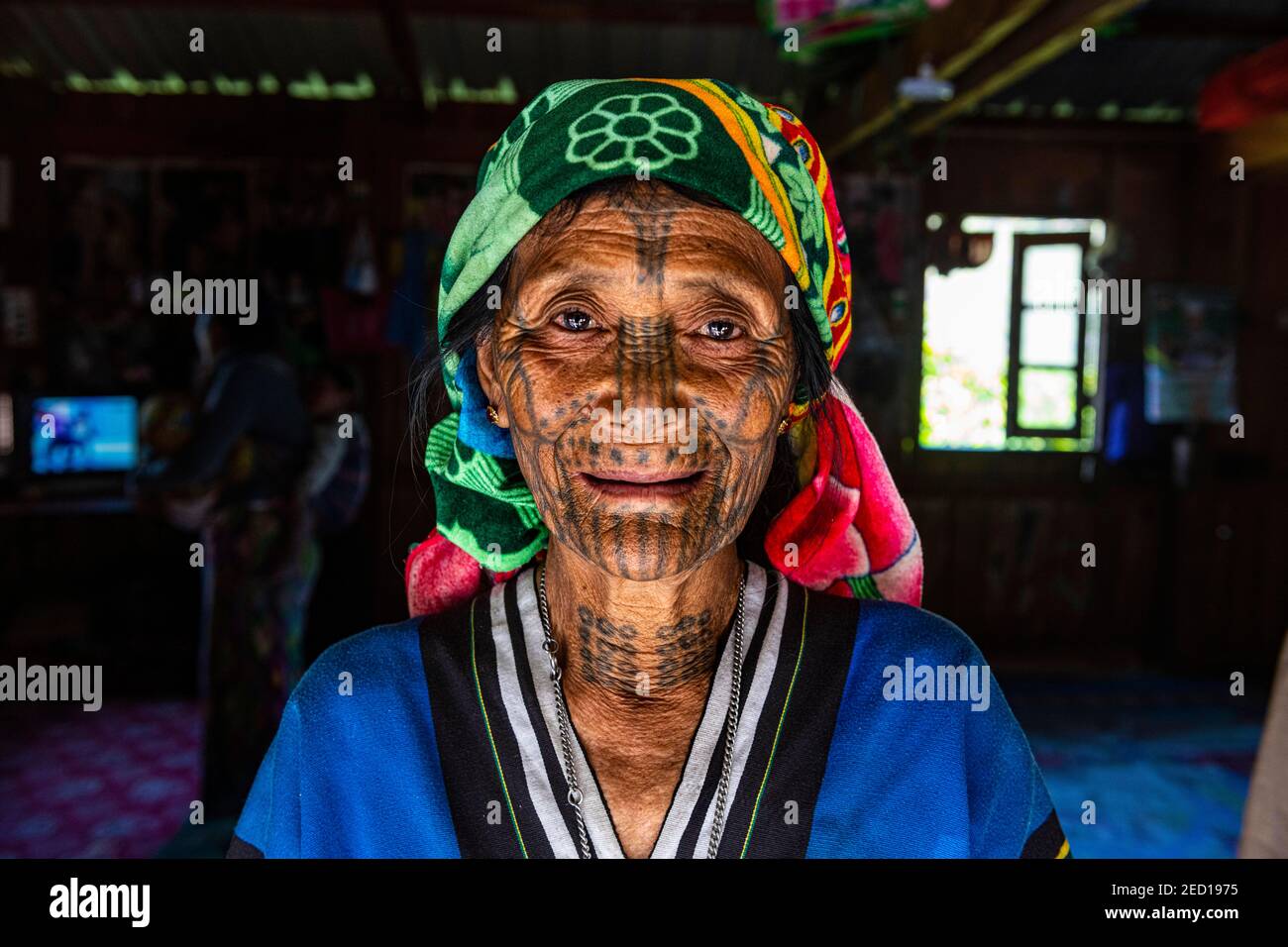 Mentonnière avec tatouage Spiderweb, Mindat, État de Chin, Myanmar Banque D'Images