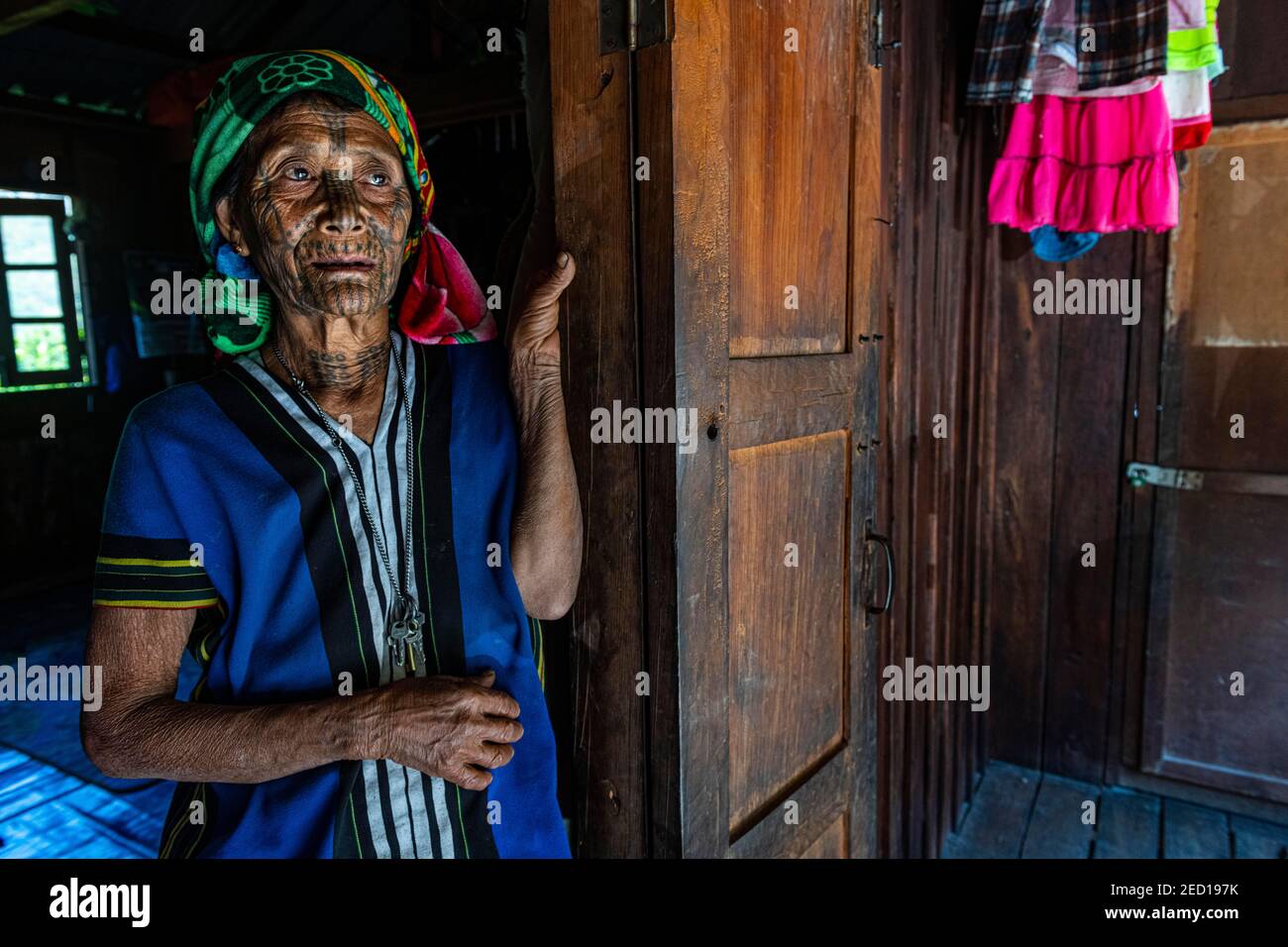 Mentonnière avec tatouage Spiderweb, Mindat, État de Chin, Myanmar Banque D'Images