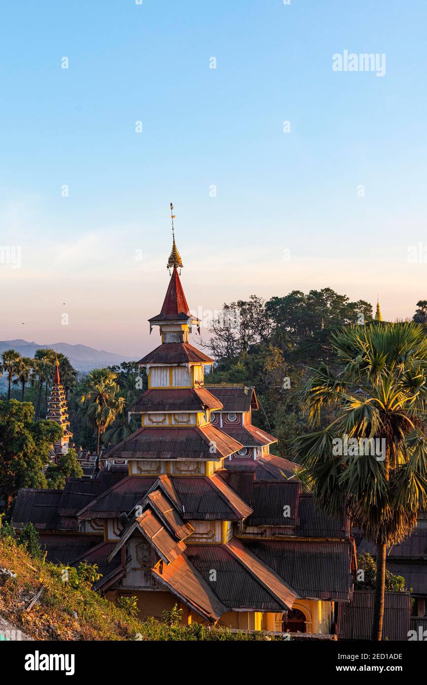 Stupas de Kyaikthanian paya, Mawlamyine, État mon, Myanmar Banque D'Images