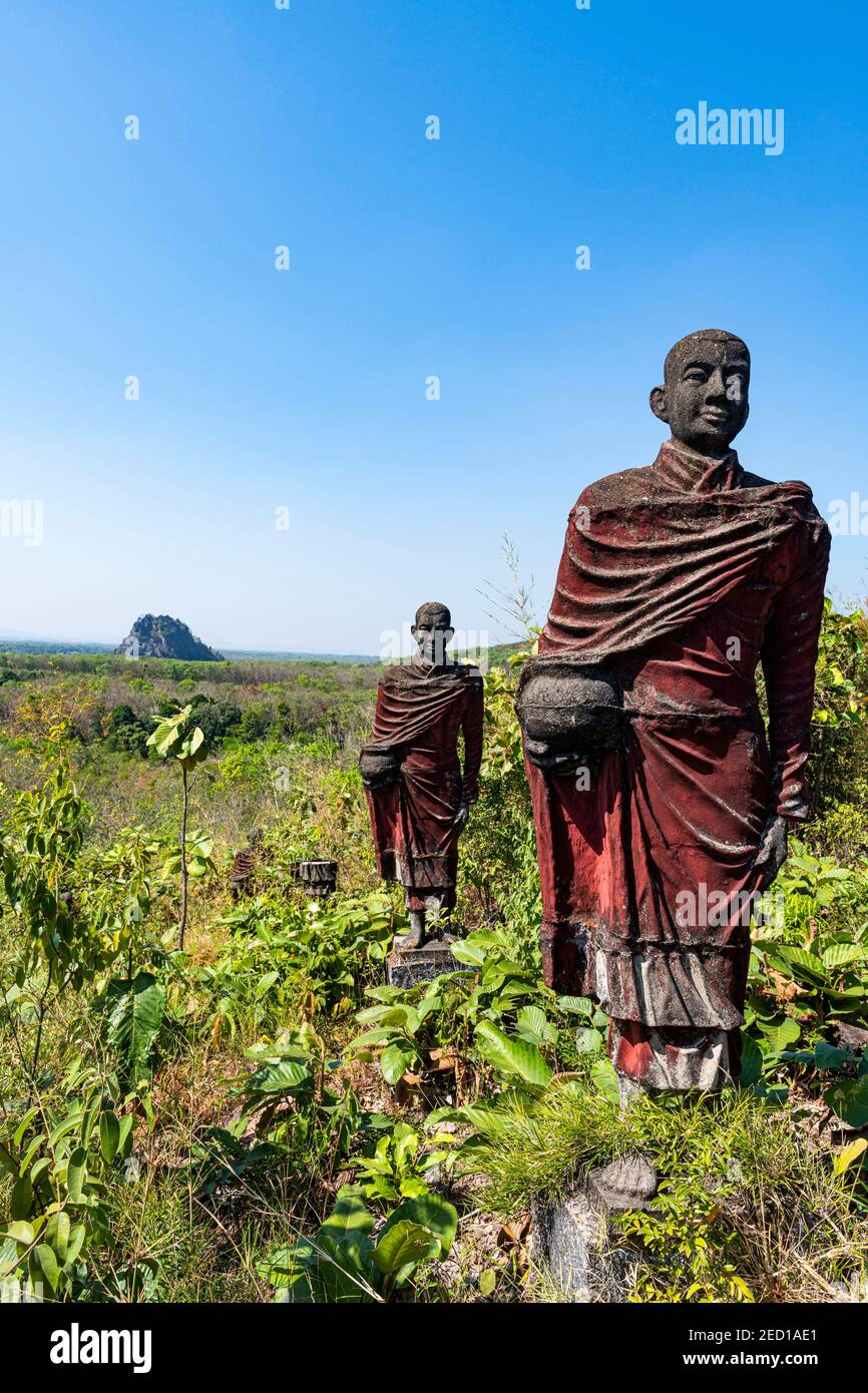 Une énorme ligne de statues de moine à Win Sein Taw ya à l'extérieur de Mawlamyine, état de mon, Myanmar Banque D'Images