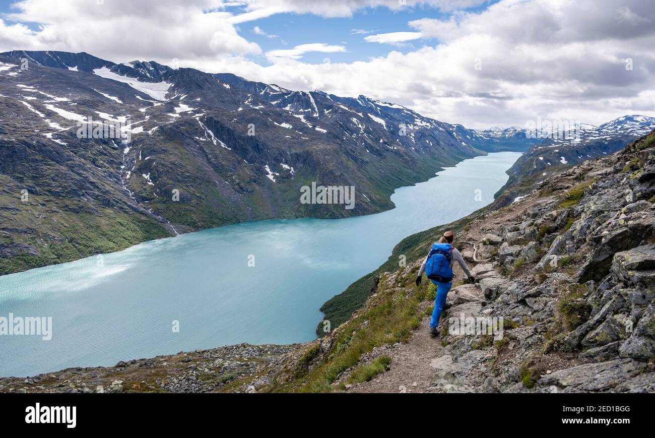 Randonnée sur la randonnée de Besseggen, promenade sur les crêtes, lac Gjende, parc national de Jotunheimen, Vaga, Innlandet, Norvège Banque D'Images