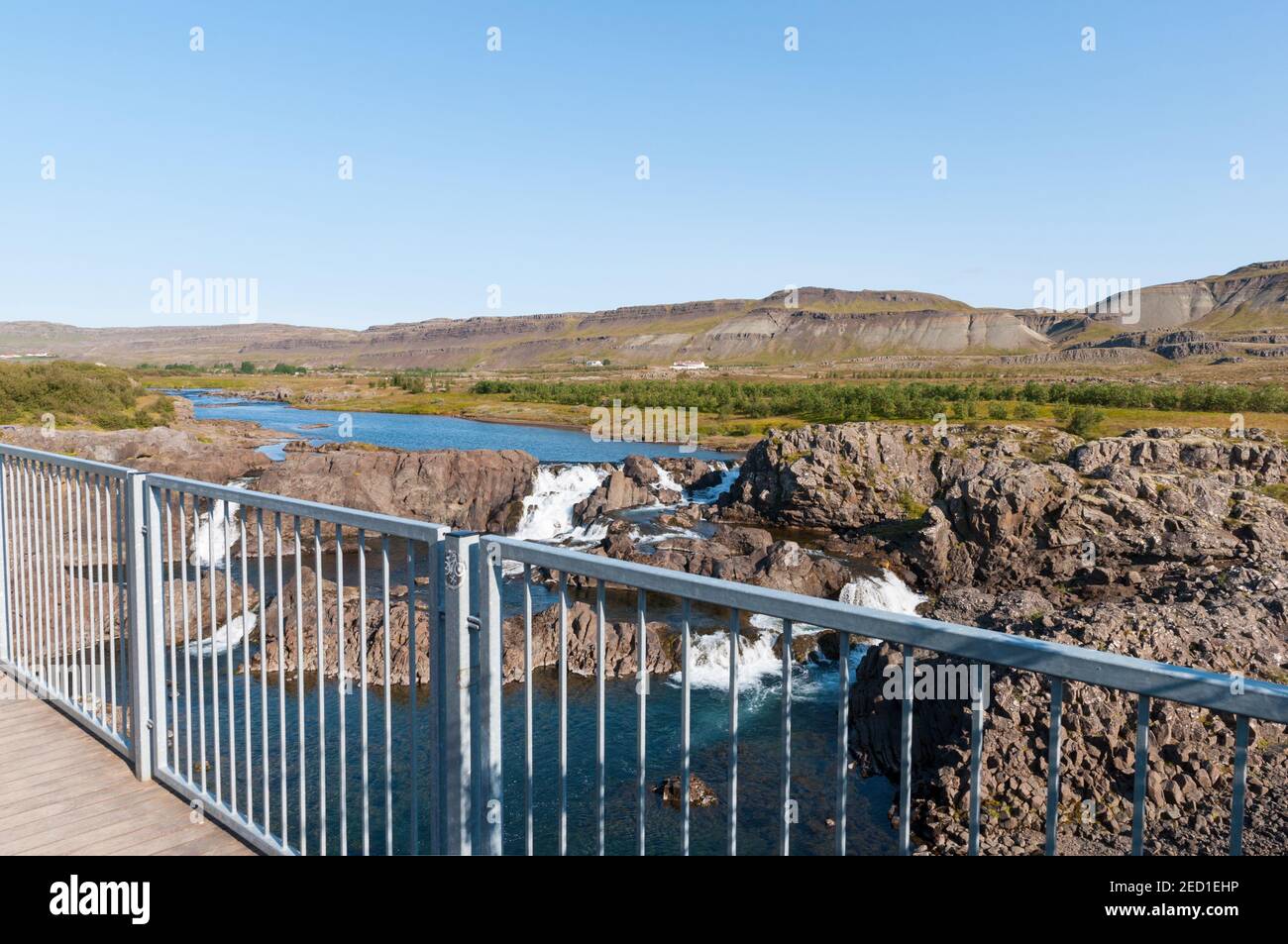 Plate-forme touristique près de Waterfall Glanni dans la rivière Nordura à Borgarfjordur En Islande Banque D'Images