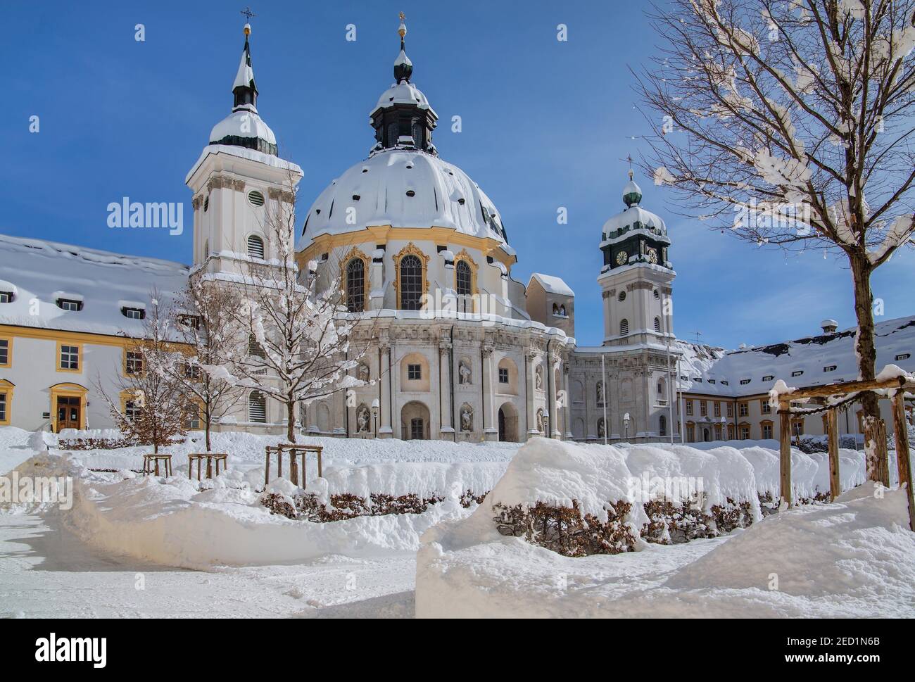 Cour monastère avec église monastère, monastère Ettal, Ettaler Sattel, Parc naturel des Alpes d'Ammergau, haute-Bavière, Bavière, Allemagne Banque D'Images