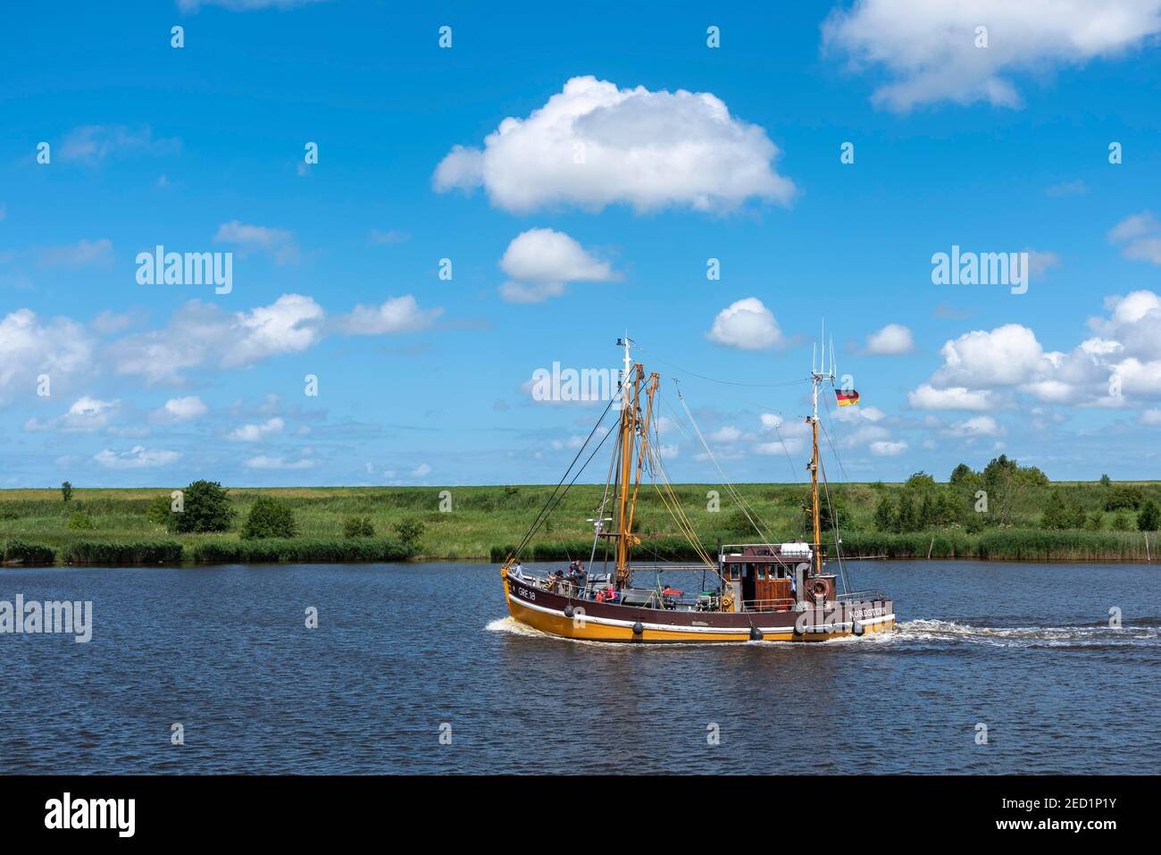 Coupe-crabe dans le Leyhoerner-Sieltief, Greetsiel, Basse-Saxe, Allemagne Banque D'Images