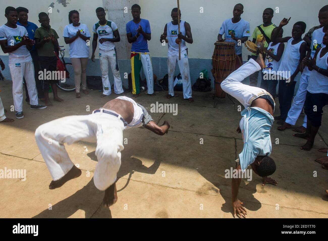 Jeunes garçons qui exécutent Capoeira dans la ville de Sao Tomé, Sao Tomé-et-principe, océan Atlantique Banque D'Images