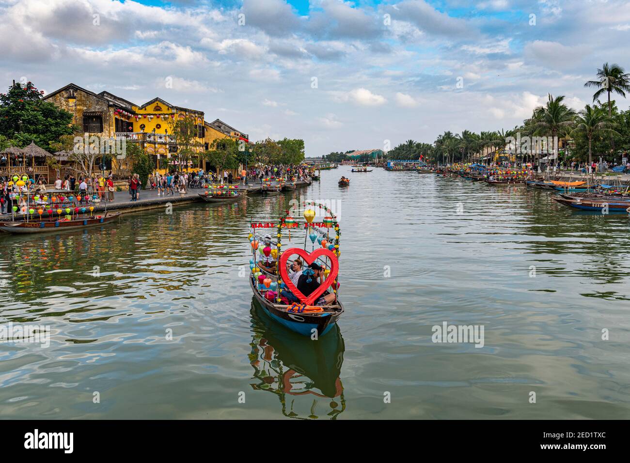 Bateau avec coeur, bord de rivière, vieille ville, Hoi an, Vietnam Banque D'Images