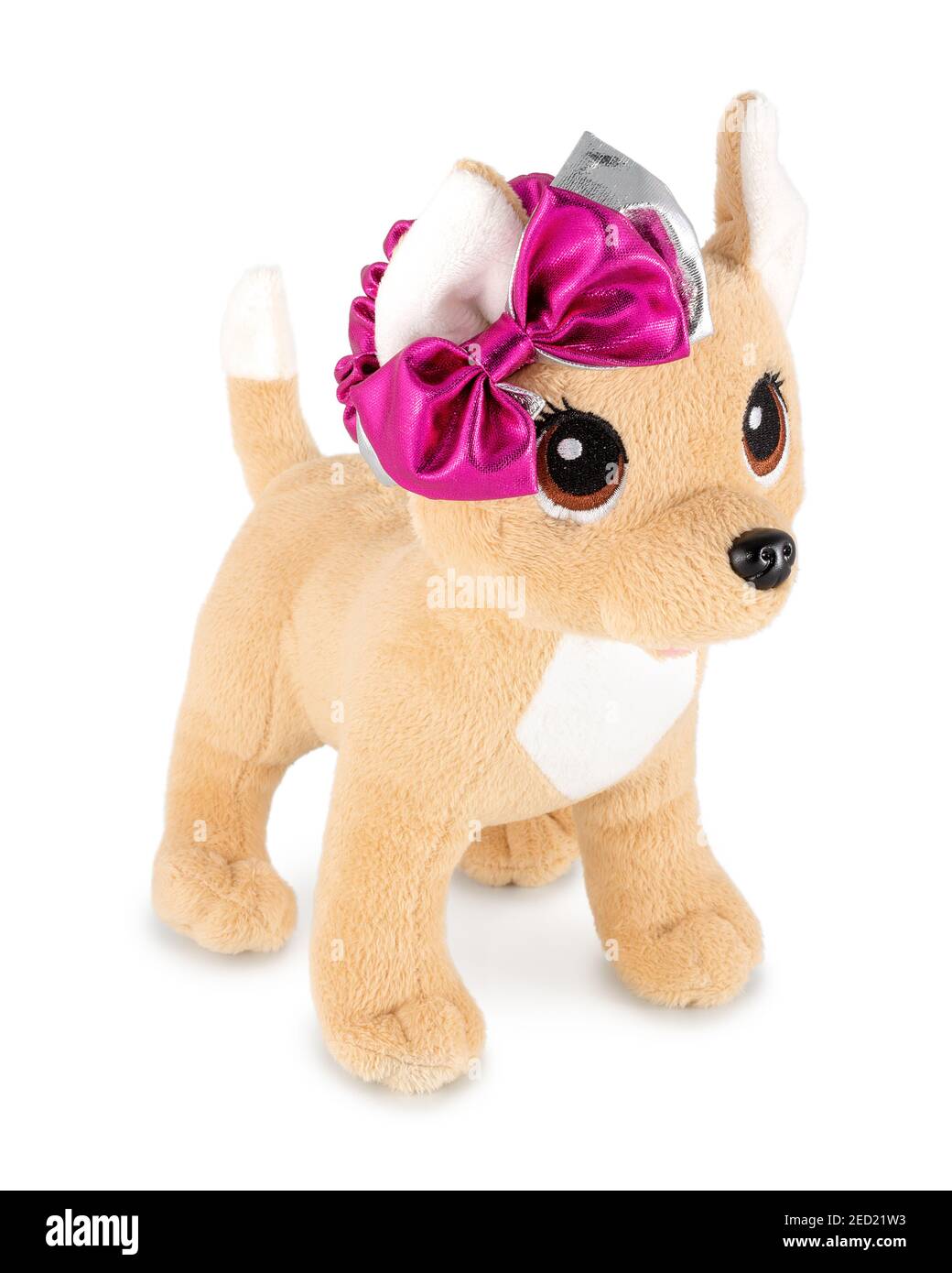 Adorable poupée chien avec ruban rose isolée sur fond blanc avec ombre. Chien marron vif espiègle sur fond blanc. Chiot peluche marionnette farcie Banque D'Images