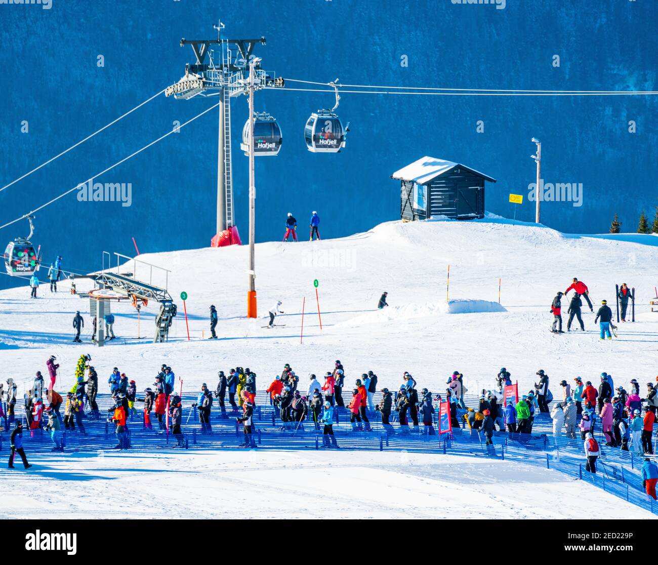 Des foules de personnes attendent en file d'attente près du télésiège de la station de ski alpin de Hafjell. Banque D'Images