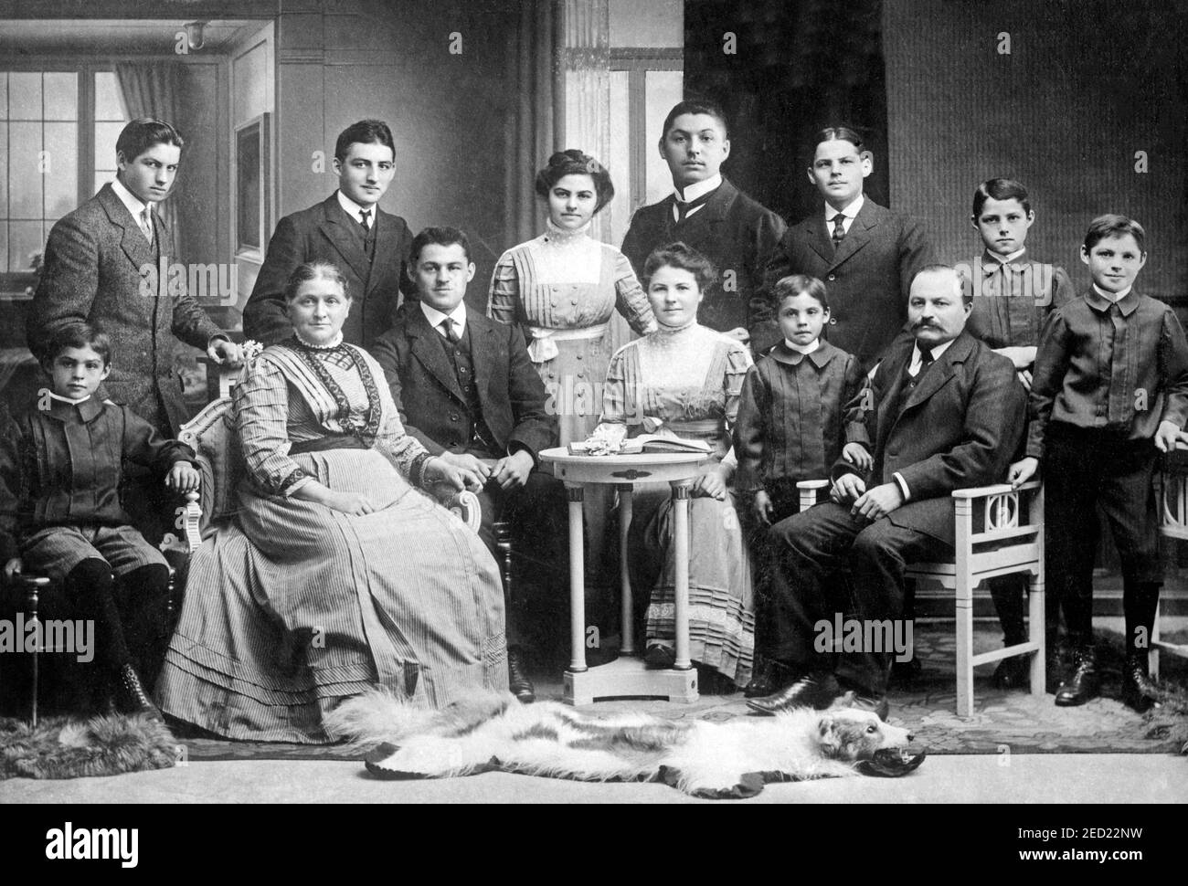 Portrait, grande famille, devant un chien fourrure, photo historique, fin du XIXe siècle, Esslingen, Allemagne Banque D'Images