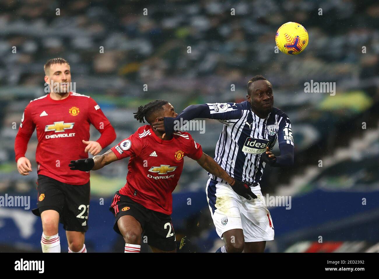 Aaron WAN-Bissaka de Manchester United (au centre) et Mbaye Diagne de West Bromwich Albion (à droite) se battent pour le ballon lors du match de la Premier League aux Hawthorns, West Bromwich. Date de la photo: Dimanche 14 février 2021. Banque D'Images Aaron WAN-Bissaka de Manchester United (au centre) et Mbaye Diagne de West Bromwich Albion (à droite) se battent pour le ballon lors du match de la Premier League aux Hawthorns, West Bromwich. Date de la photo: Dimanche 14 février 2021. Banque D'Images