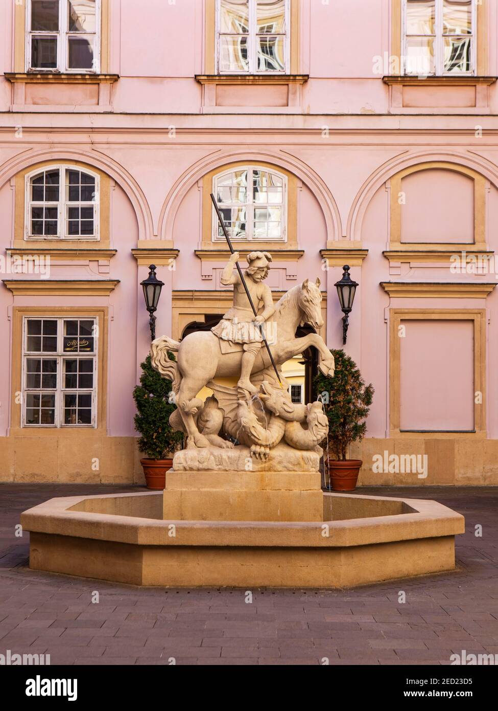 Statue équestre Dragonslayer Saint George, Palais Primatial, Bratislava, Slovaquie Banque D'Images