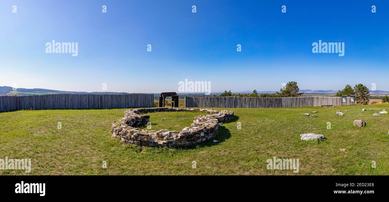 Fondations historiques d'une cour et d'une ancienne église romane, rotonde, Kostolec, près de Ducove, Slovaquie Banque D'Images