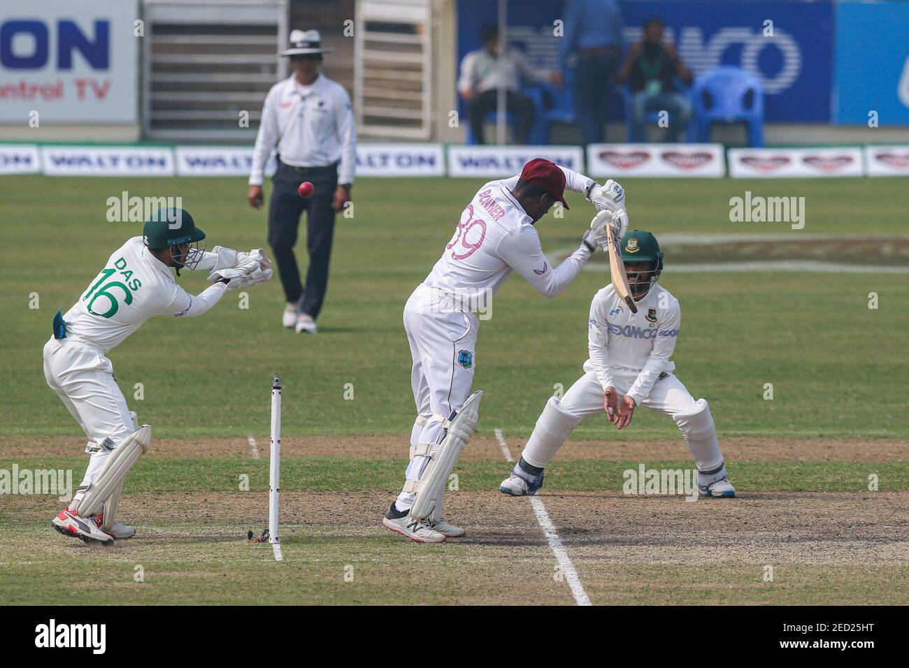 West Indies Nkrumah Bonner joue un tir au quatrième jour du deuxième match de cricket Test entre West Indies et le Bangladesh au stade national de cricket Sher-e-Bangla à Dhaka. Banque D'Images