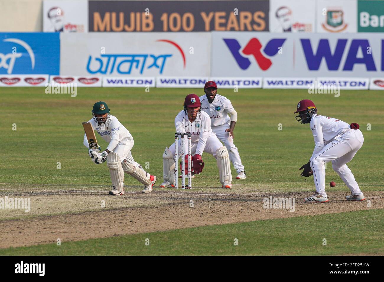 Au Bangladesh, le Liton Das joue un tir lors du quatrième jour du deuxième match de cricket Test entre les Antilles et le Bangladesh au stade national de cricket Sher-e-Bangla à Dhaka. Banque D'Images