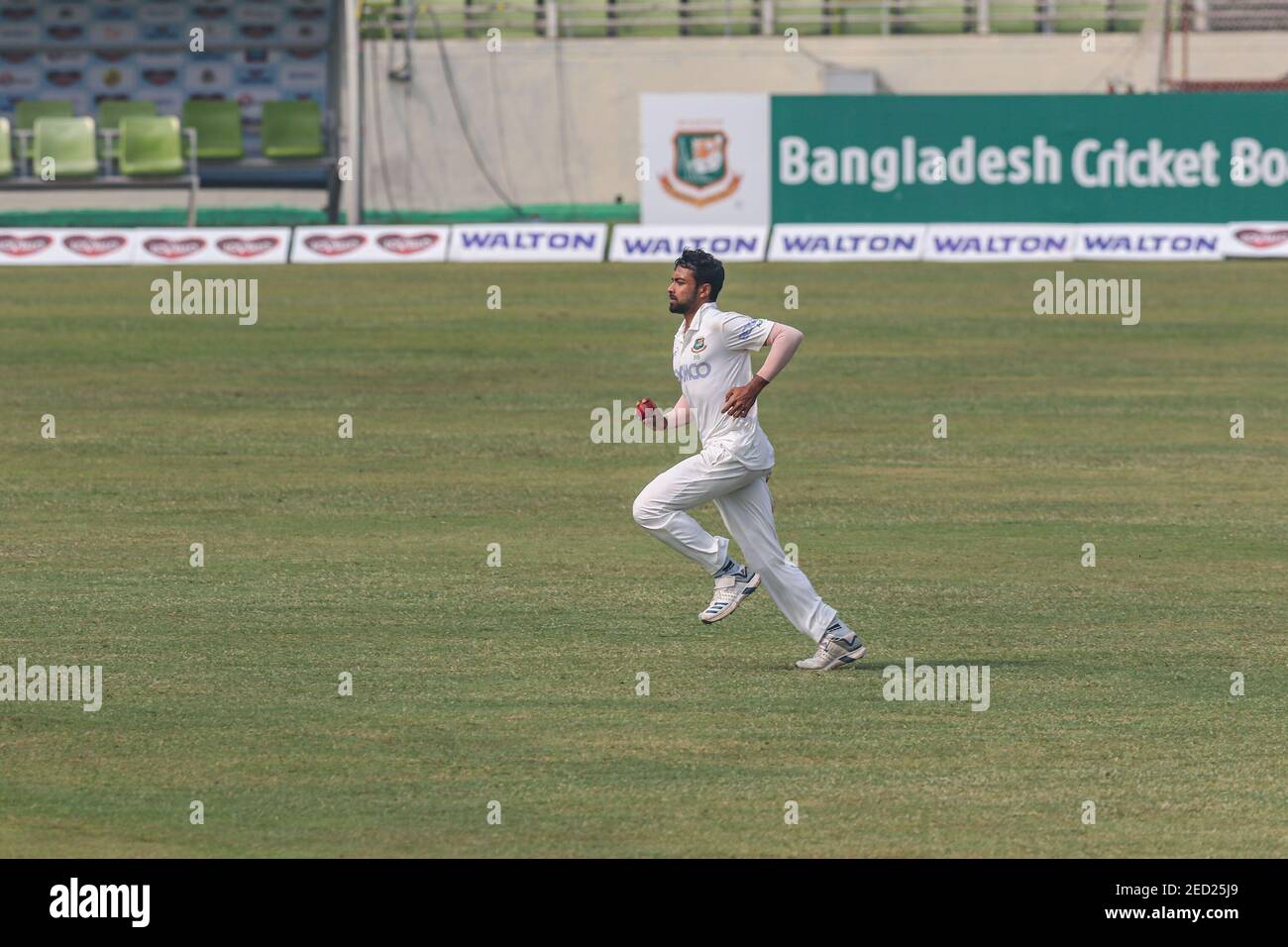 Les boules Abu Jayed au Bangladesh pendant la quatrième journée du deuxième match de cricket Test entre les Antilles et le Bangladesh au stade national de cricket Sher-e-Bangla à Dhaka. Banque D'Images