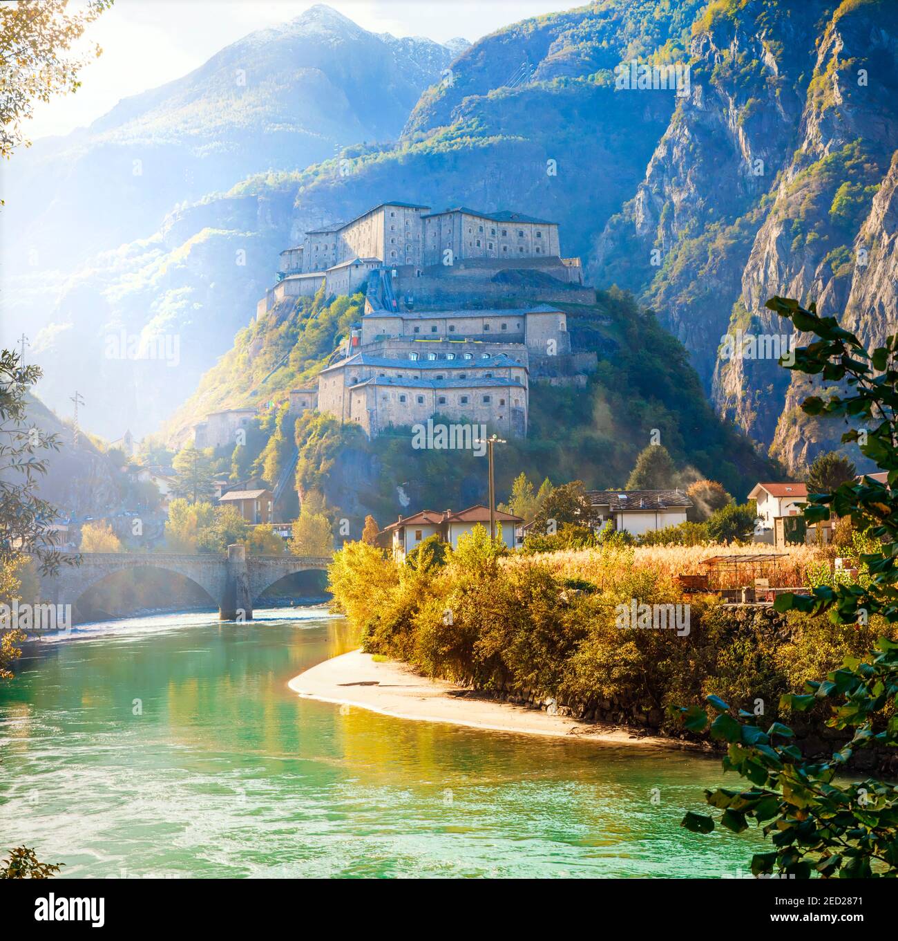 Forteresse de Bard (château) ou Castello di Bard - beau château médiéval dans la vallée d'Aoste. italie du nord Banque D'Images
