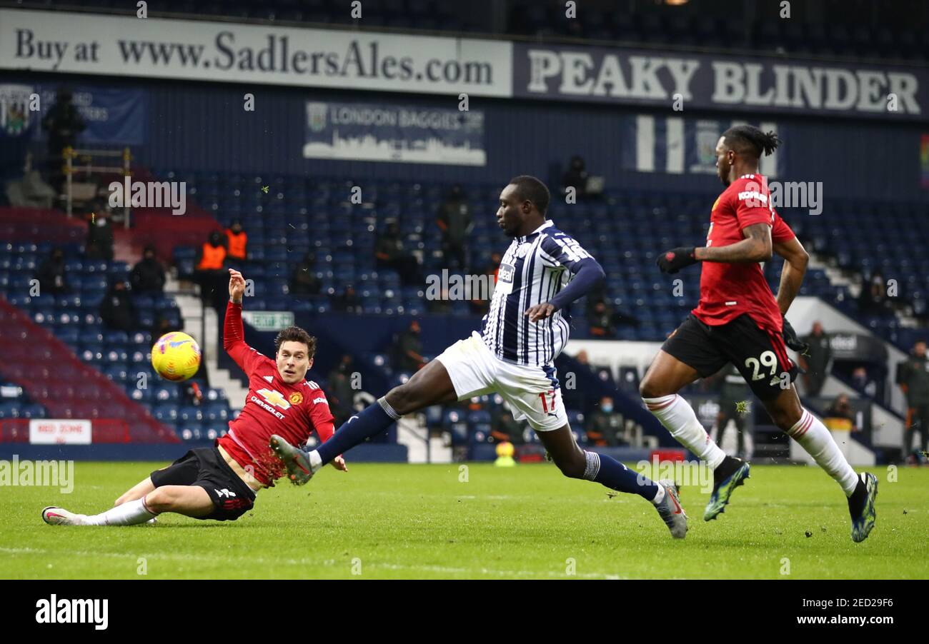 West Bromwich Mbaye Diagne (au centre) tente un tir sur le but lors du match de la première Ligue aux Hawthorns, West Bromwich. Date de la photo: Dimanche 14 février 2021. Banque D'Images West Bromwich Mbaye Diagne (au centre) tente un tir sur le but lors du match de la première Ligue aux Hawthorns, West Bromwich. Date de la photo: Dimanche 14 février 2021. Banque D'Images