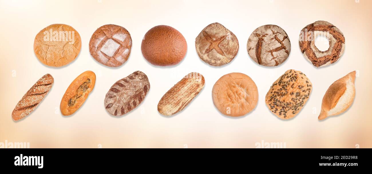 Grande collection de pain, baguettes et gâteaux. Vue de dessus sur fond beige, longue composition panoramique Banque D'Images