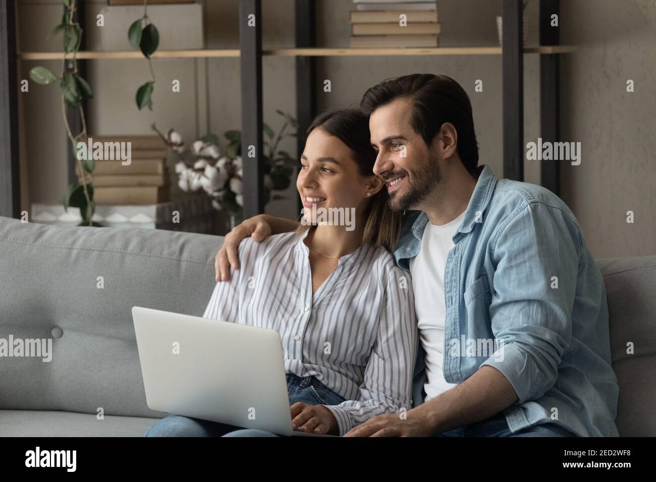 Couple de jeunes enfants rêvant de se laisser distraire par le surf sur Internet sur un ordinateur portable Banque D'Images