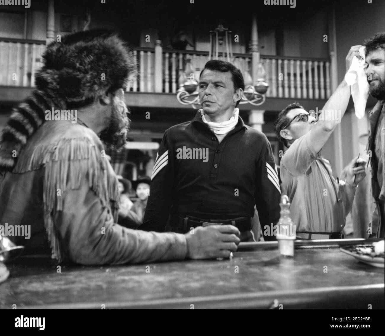 FRANK SINATRA sur une scène de bagarre de bar de tournage en candide avec un make-up homme fixant l'acteur à droite pendant la fabrication De SERGENTS 3 / SERGENTS TROIS 1962 réalisateur JOHN STINGULES Essex Productions / Meadway-Claude Productions Company / United Artists Banque D'Images