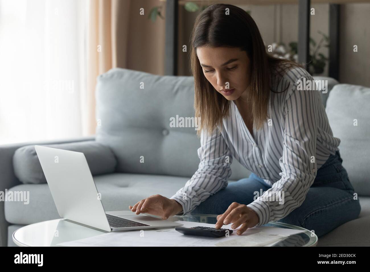Femme étudiant planification de payer le montant de paiement de prêt d'université Banque D'Images