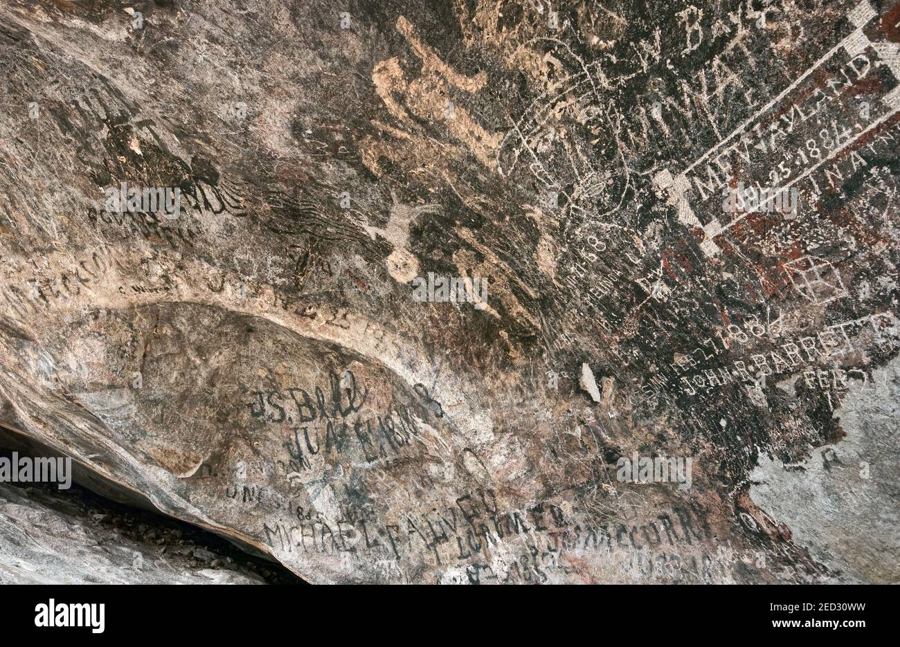 Inscriptions laissées par les premiers voyageurs occidentaux, en venant par l'autocar Butterfield Stage, le parc national et site historique Hueco Tanks, près d'El Paso, Texas, États-Unis Banque D'Images