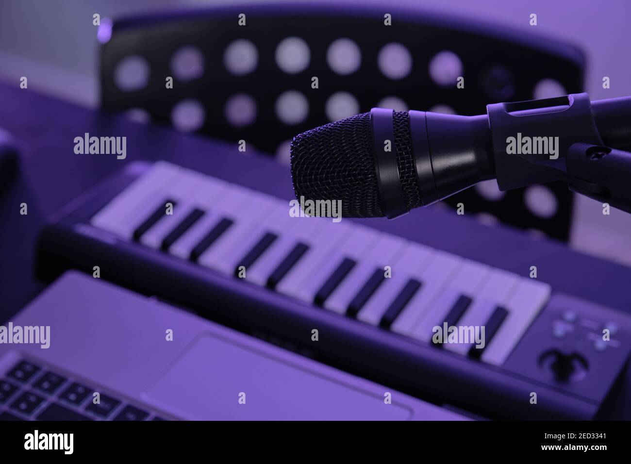 Kit d'enregistrement de musique avec microphone, clavier pour piano et ordinateur portable. Jeu d'influenceurs de youtuber de musicien d'Internet. Banque D'Images