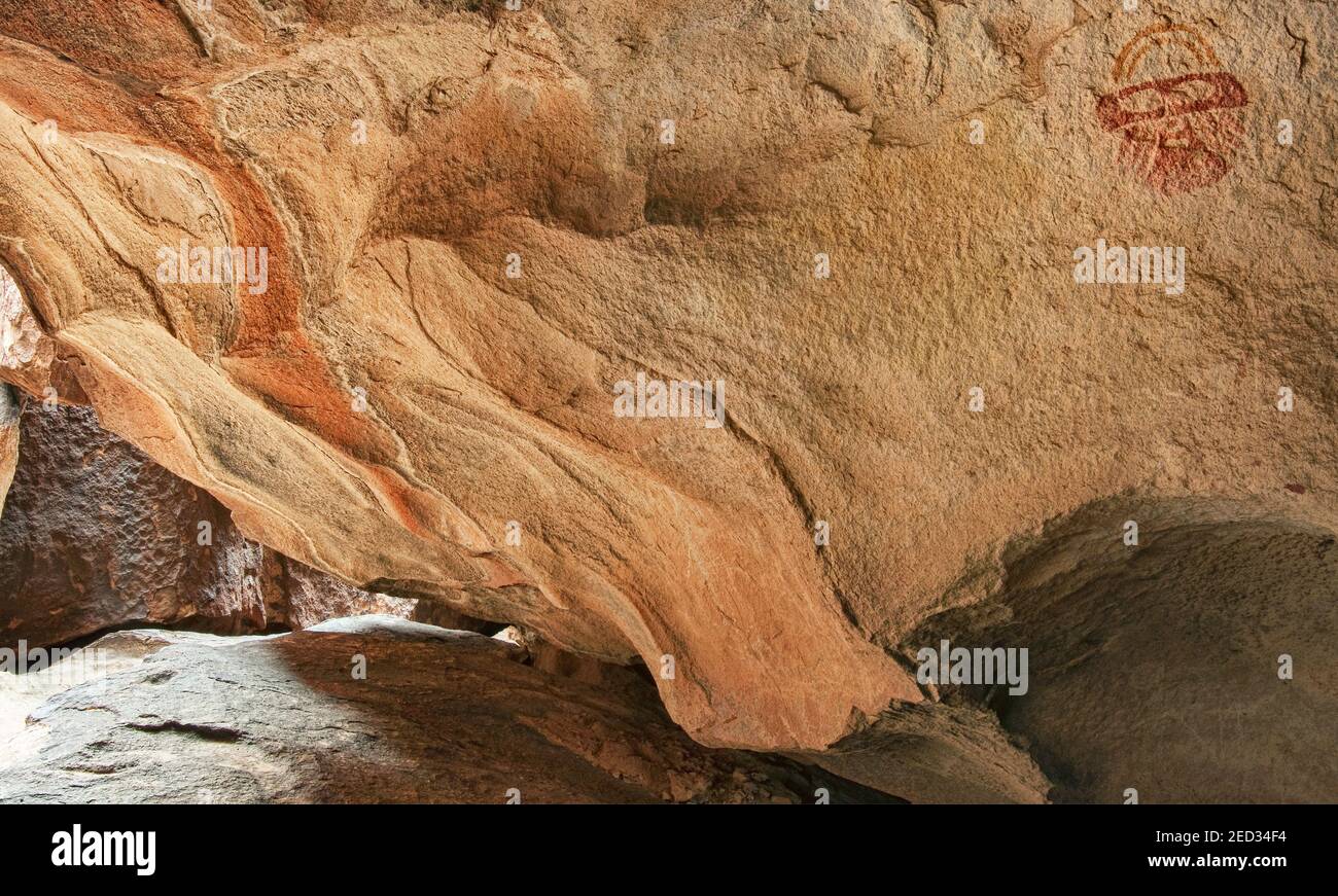 Grotte Kiva, pictogrammes de masques dessinés par les peuples Jornada Mogollon, le parc national et site historique de Hueco Tanks, près d'El Paso, Texas, Etats-Unis Banque D'Images