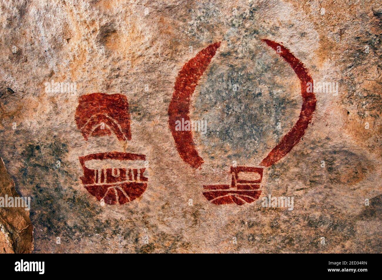 Pictogrammes à masque solide dessinés par les peuples Jornada Mogollon à Cave Kiva, parc national et site historique de Hueco Tanks, près d'El Paso, Texas, États-Unis Banque D'Images