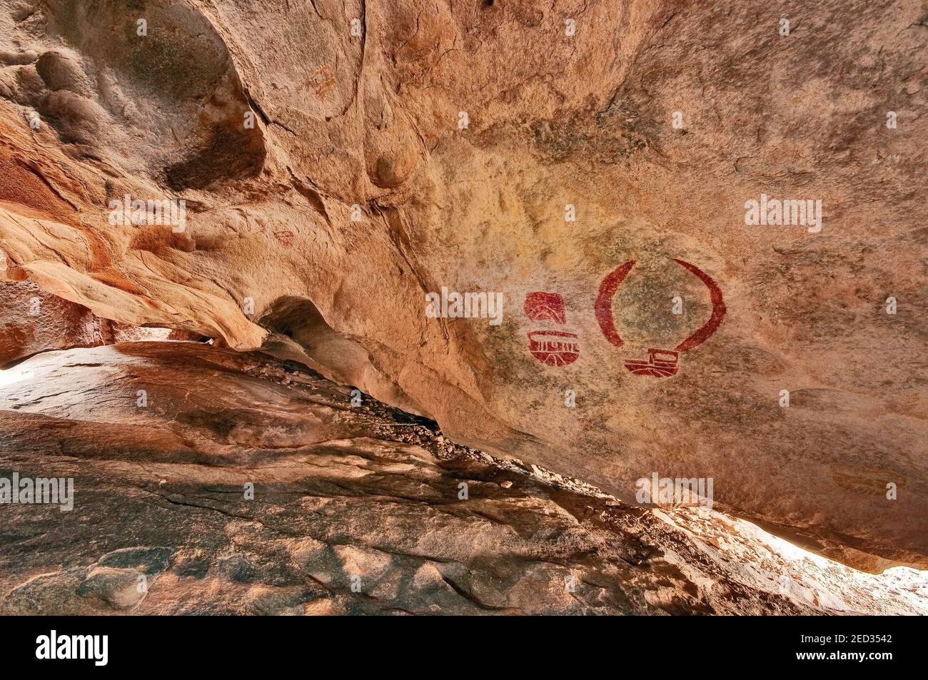 Pictogrammes à masque solide dessinés par les peuples Jornada Mogollon à Cave Kiva, parc national et site historique de Hueco Tanks, près d'El Paso, Texas, États-Unis Banque D'Images