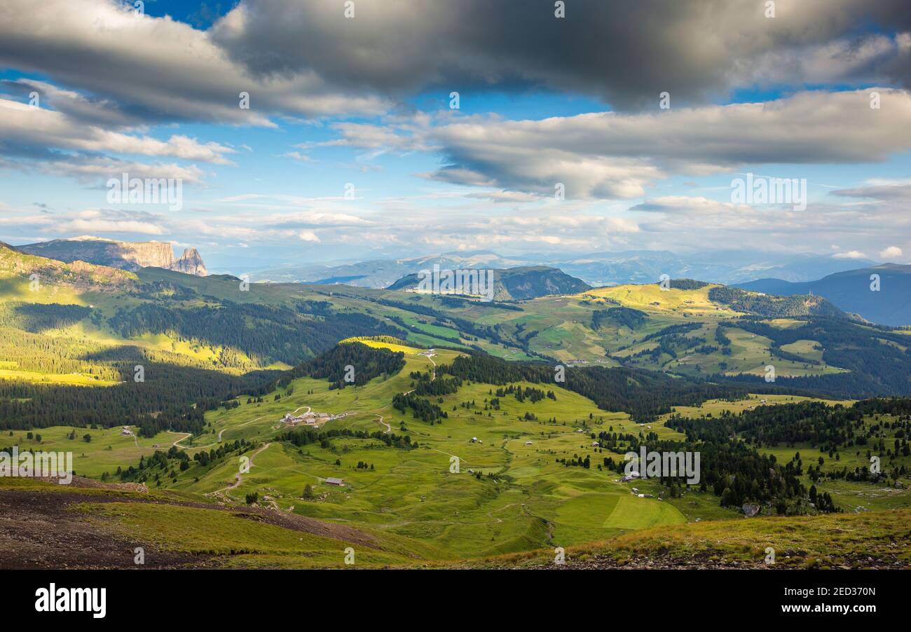 Vue sur le plateau de l'Alpe di Siusi. Trentin-Haut-Adige. Alpes italiennes. Europe. Banque D'Images