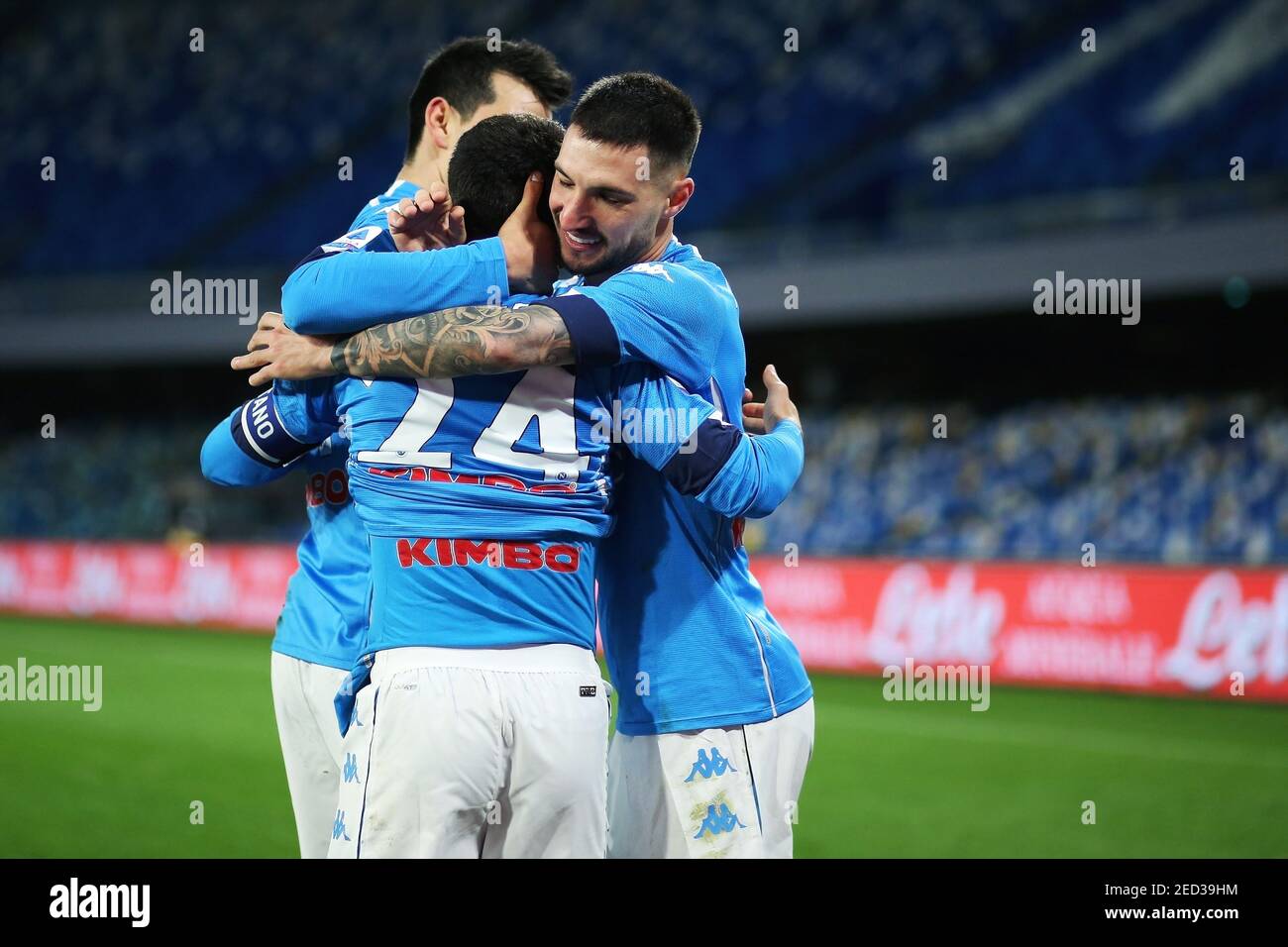 Lorenzo Insigne de Napoli fête avec ses coéquipiers après avoir obtenu son score 1-0 but par pénalité pendant le championnat italien S / LM Banque D'Images