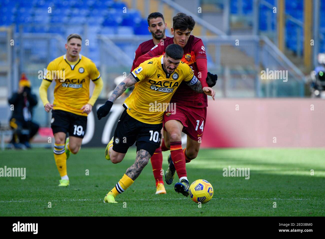 Rodrigo de Paul d'Udinese Calcio et Gonzalo Villar d'AS Roma vus en action pendant la Ligue italienne de football UN match de 2020/2021 entre AS Roma contre Udinese Calcio au stade Olimpic de Rome.(score final; AS Roma 3-0 Udinese Calcio) Banque D'Images