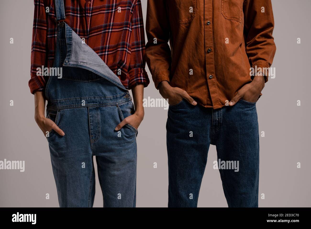 Photo en gros plan des agriculteurs avec style. Combinaison en denim et chemise à carreaux Banque D'Images