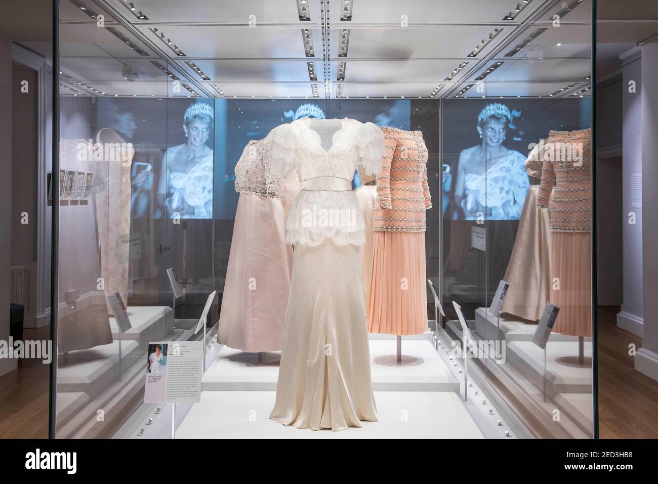 Bruce Oldfield, de la princesse Diana, a conçu une robe exposée dans un cabinet dans le cadre de l'exposition repensée des règles de mode au Palais de Kensington, Londres, 2016 Banque D'Images