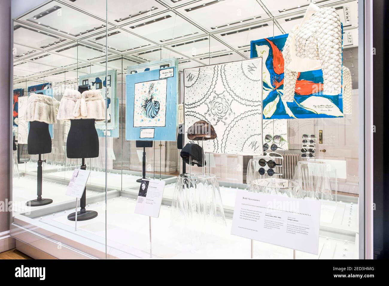 Accessoires de mode portés par la princesse Margaret, y compris une veste boléro ornée de perles et des lunettes de soleil, exposés dans le cadre de l'exposition de mode refaite à Kensington Palace, Londres, 2016. Banque D'Images