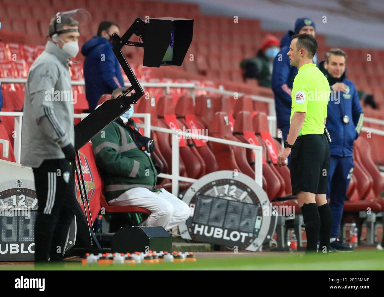 Stuart Attwell, arbitre de match, consulte le VAR pour vérifier s'il faut accorder une pénalité lors du match de la Premier League à l'Emirates Stadium, Londres. Date de la photo: Dimanche 14 février 2021. Banque D'Images