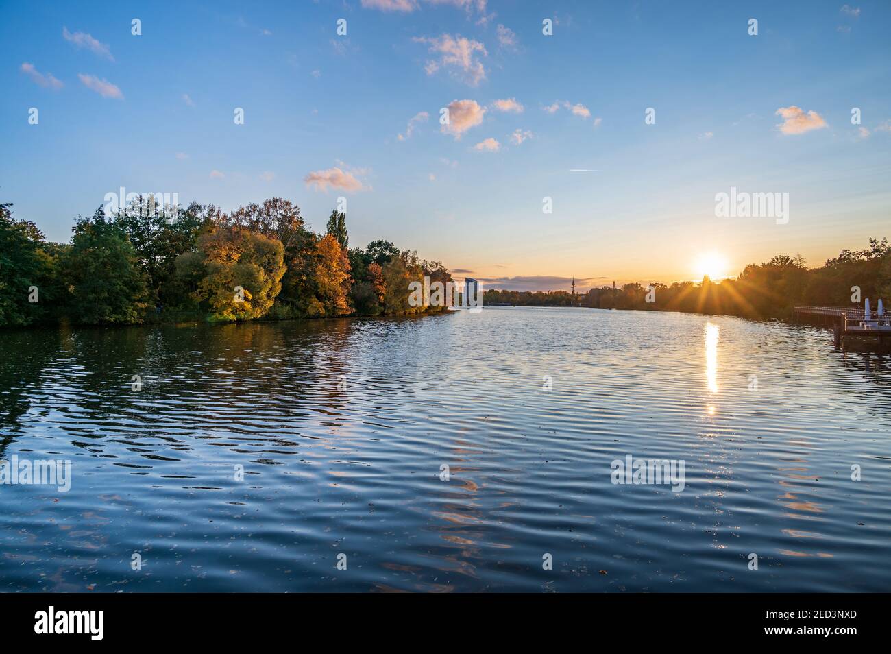 Le lac Woehrder Voir à Nuremberg pendant le coucher du soleil en automne Banque D'Images