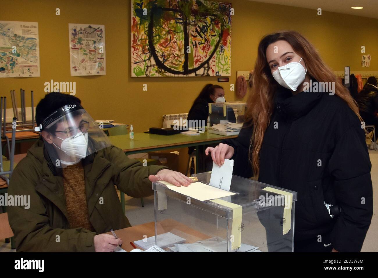 Ainhoa (19), portant un masque facial, émet son vote électoral pour la première fois, seuls les plus de 18 ans peuvent voter.aujourd'hui, la Catalogne va aux urnes pour voter pour le président du gouvernement de Catalogne sous des mesures strictes de sécurité sanitaire en raison de la crise de la pandémie de Covid-19. Les patients positifs de Covid19 ont droit à une allocation de vote entre 7 h 00 et 8 h 00 crédit: SOPA Images Limited/Alay Live News Banque D'Images