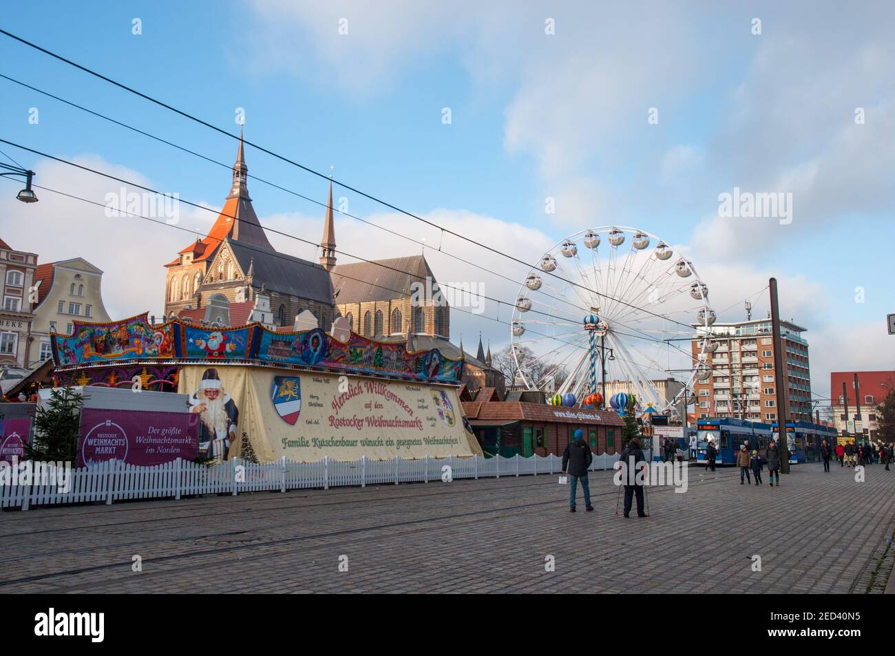 Rostock Allemagne - 2 décembre. 2017: Marché de Noël de Rostock à la place Neuer Markt par une journée ensoleillée Banque D'Images