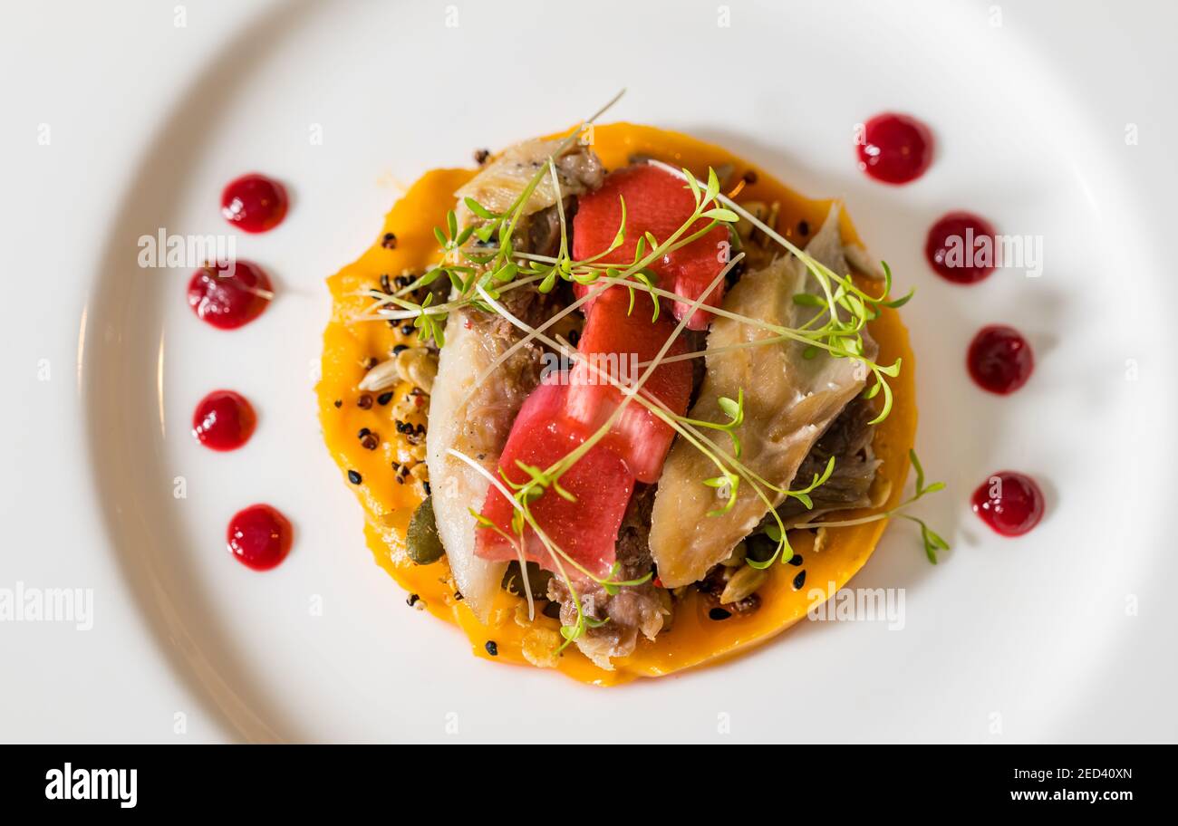 Plat gastronomique : maquereau fumé, purée de patates douces et gel de betterave du chef Paul Wedgwood, Écosse, Royaume-Uni Banque D'Images