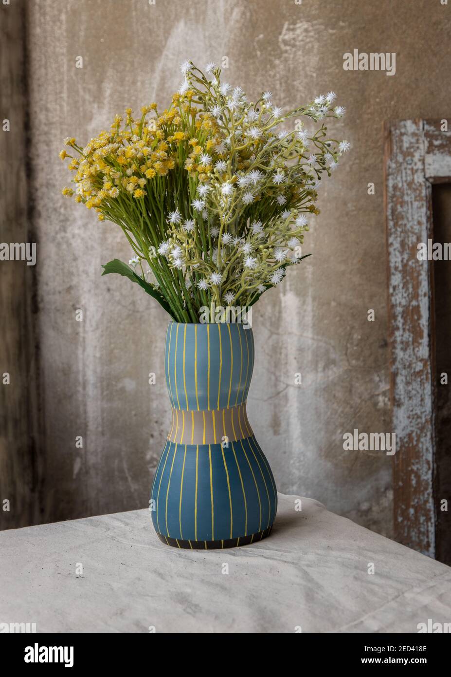 Bouquet de fleurs vertes et blanches en vase céramique bleu fait main sur  toile blanche texturée avec vieux mur de ciment à la maison de balcon.  Décoration d'intérieur Photo Stock - Alamy