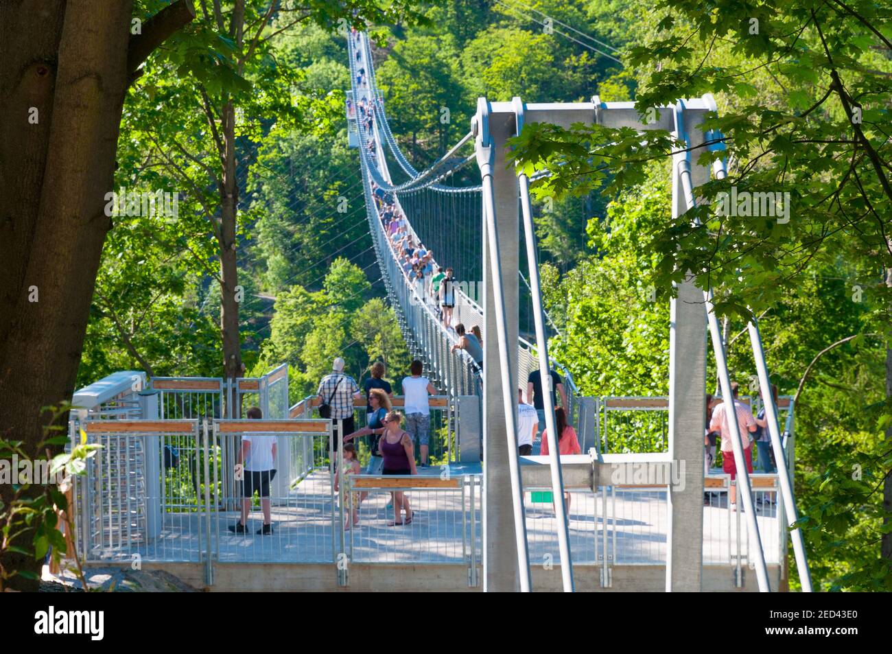 Rappbode Allemagne - Mai 27. 2017: Touristes profitant de la vue du pont suspendu près du barrage de Rappbode en Allemagne Banque D'Images