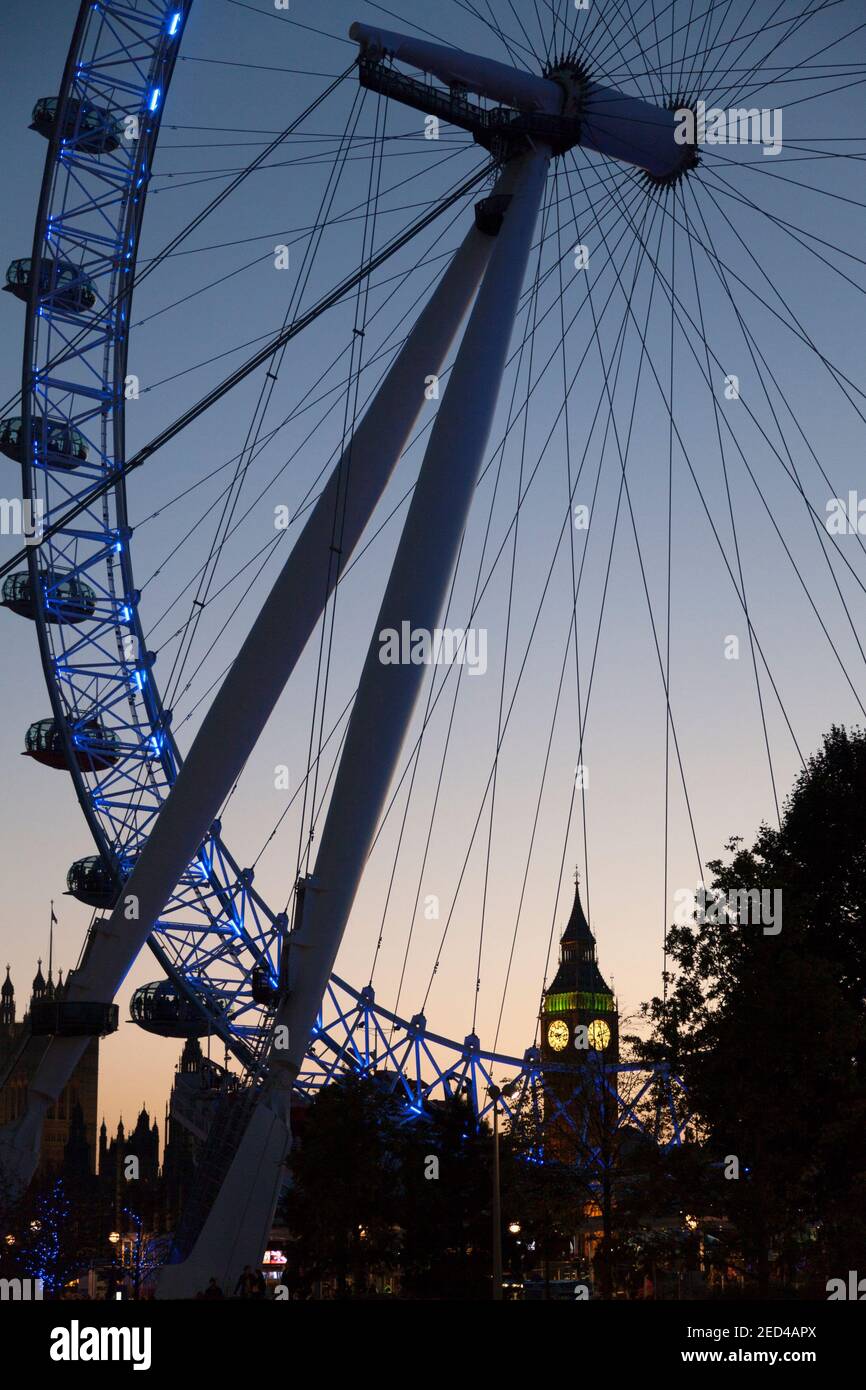 London Eye et Elizabeth Tower au coucher du soleil, Londres Banque D'Images