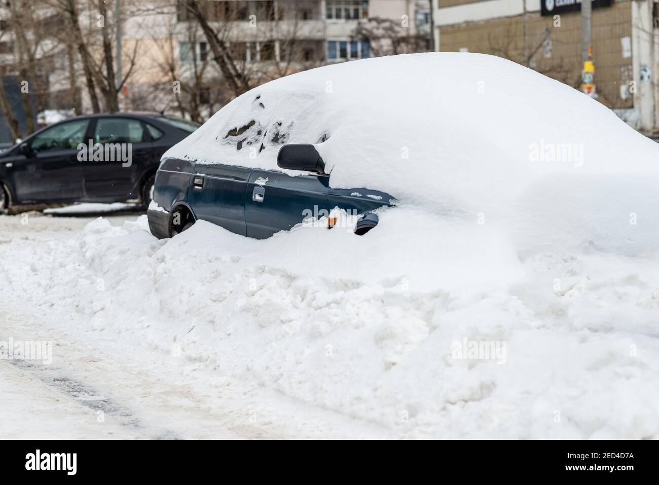 Voiture couverte de neige dans la cour de la rue Banque D'Images