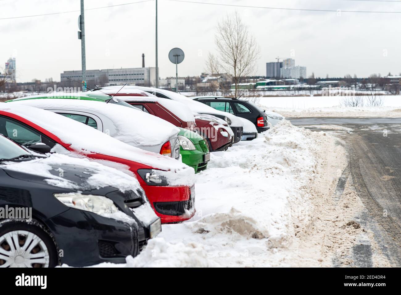 Rangée de voitures recouvertes de neige. Tempête de neige Banque D'Images