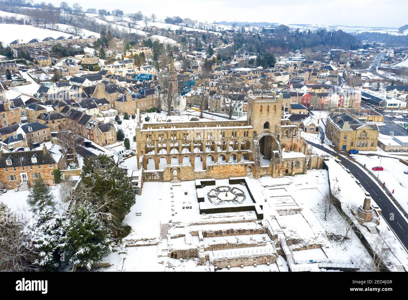 Vue aérienne de l'abbaye historique de Jedburgh et de la ville frontalière de Jedburgh sous une couverture de neige, Jedburgh Ecosse, Royaume-Uni. Banque D'Images